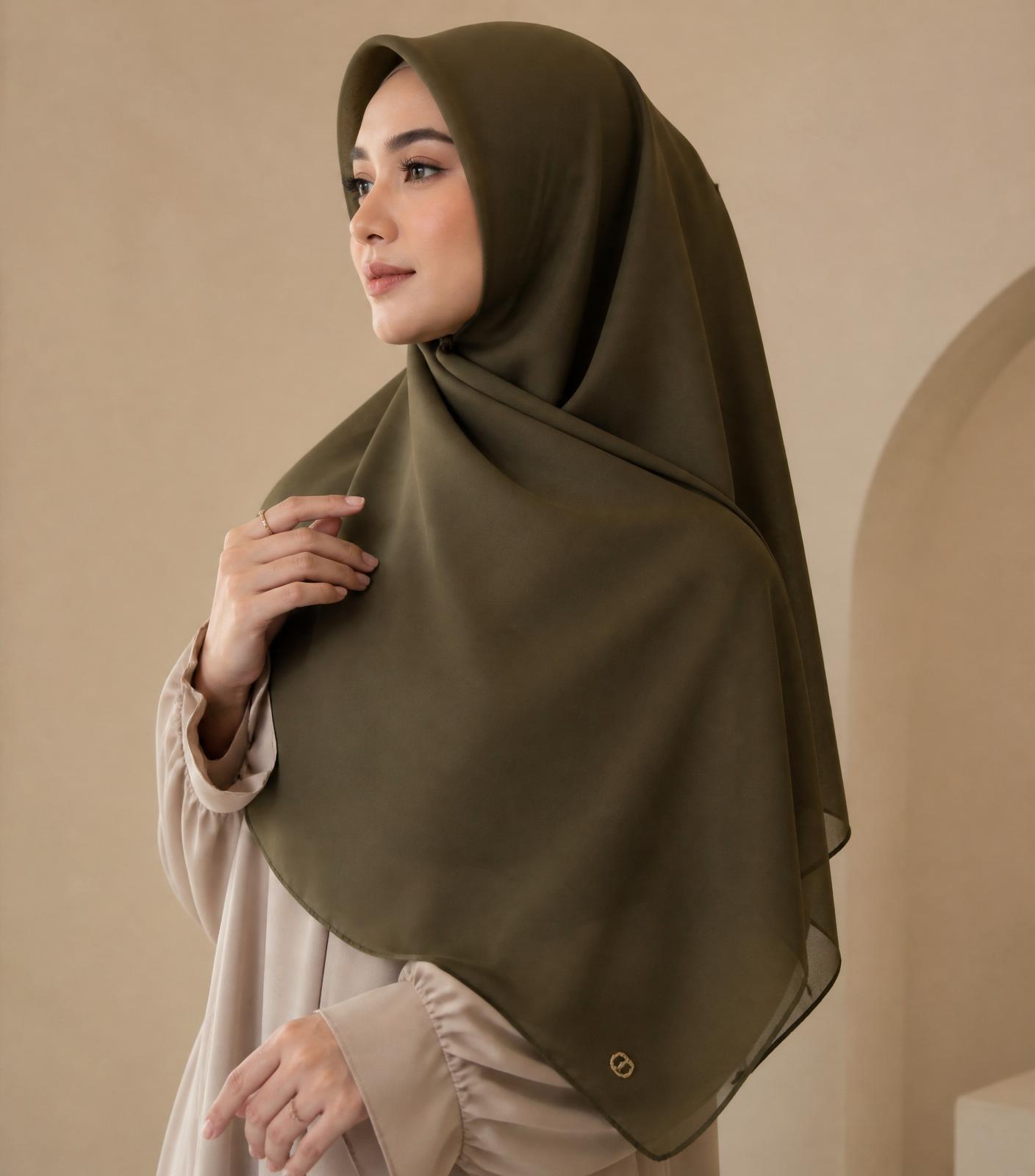 Model mengenakan French Square Khimar Abelly warna olive